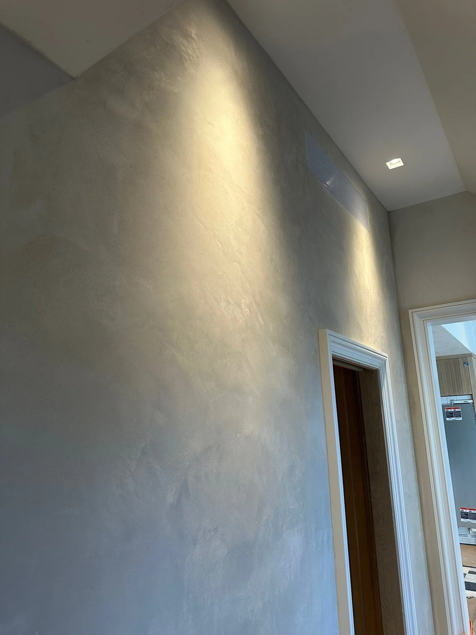 Domingue Fine Grain Lime Plaster During the Process. 