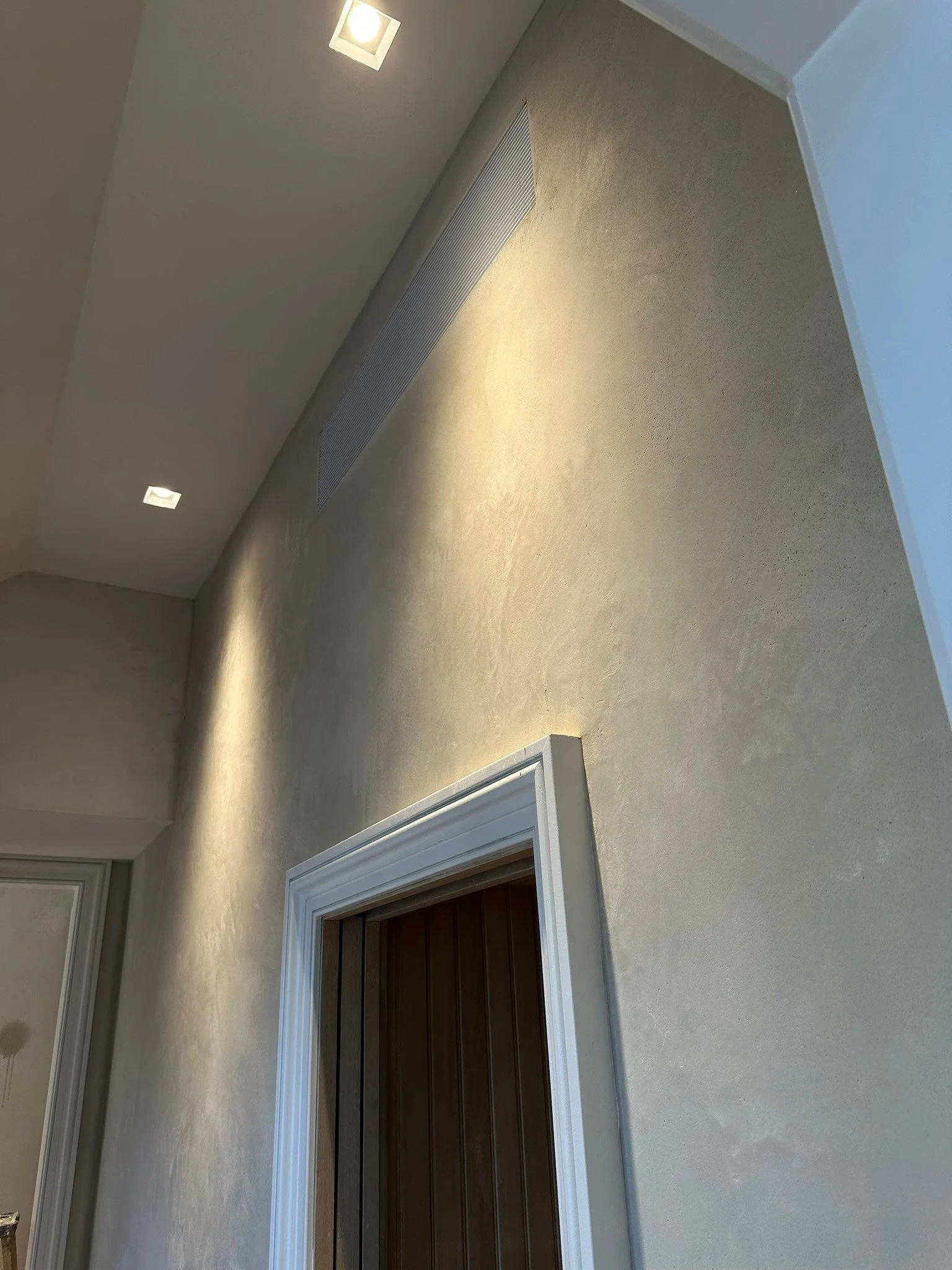 Domingue Fine Grain Lime Plaster During the Process. 